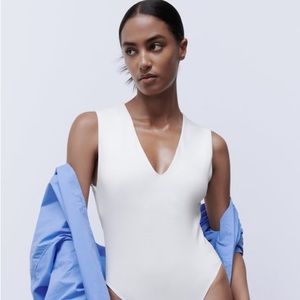 🤍 WORN ONCE 🤍 Zara V neck bodysuit